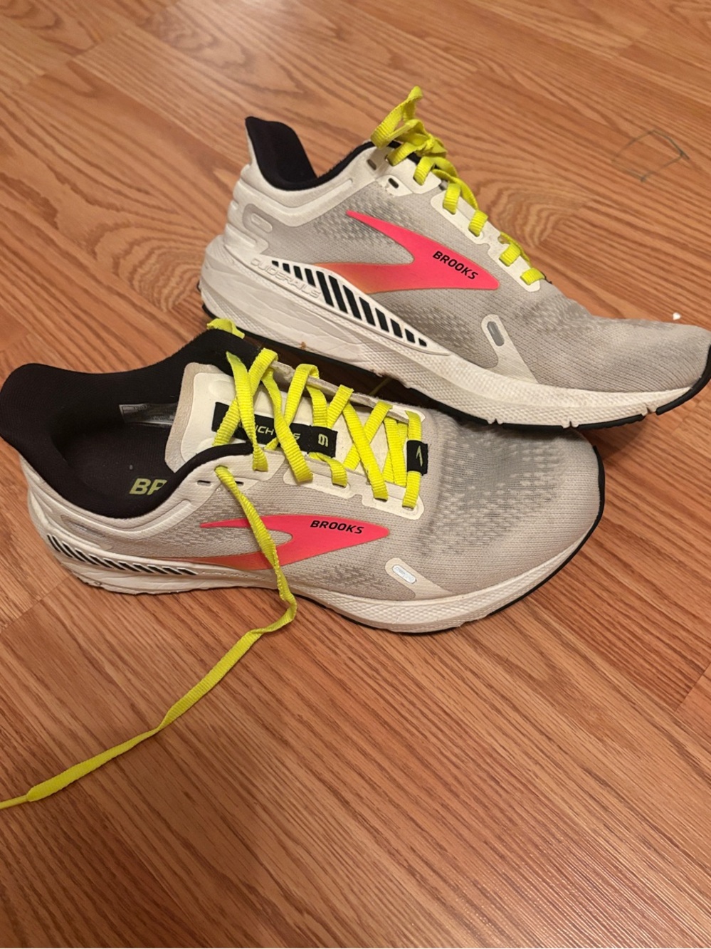 Brooks Women Launch GTS 5 Running Shoes